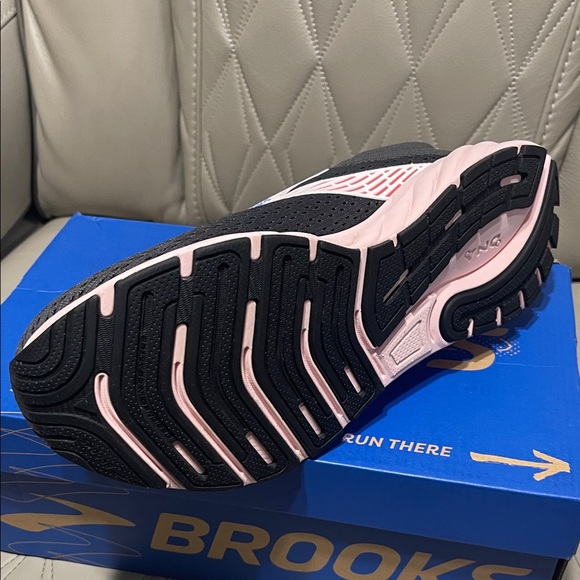 Brooks Women's Anthem 6 Sneakers - Black and Pink - Picture 6 of 8